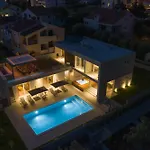 Mary Lou With Heated Pool Villa