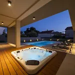 Mary Lou With Heated Pool Villa *