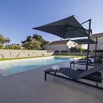 Mary Lou With Heated Pool Villa