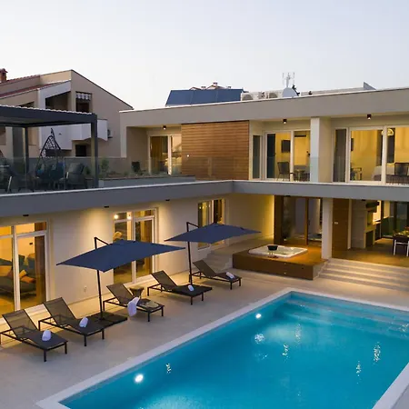 Mary Lou With Heated Pool * 자다르