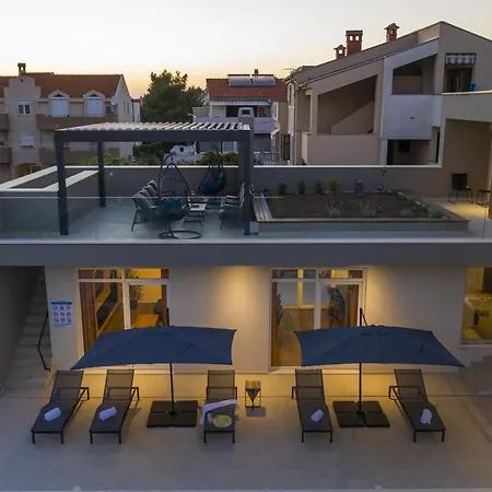 Mary Lou With Heated Pool 자다르