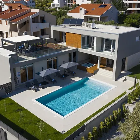 Mary Lou With Heated Pool