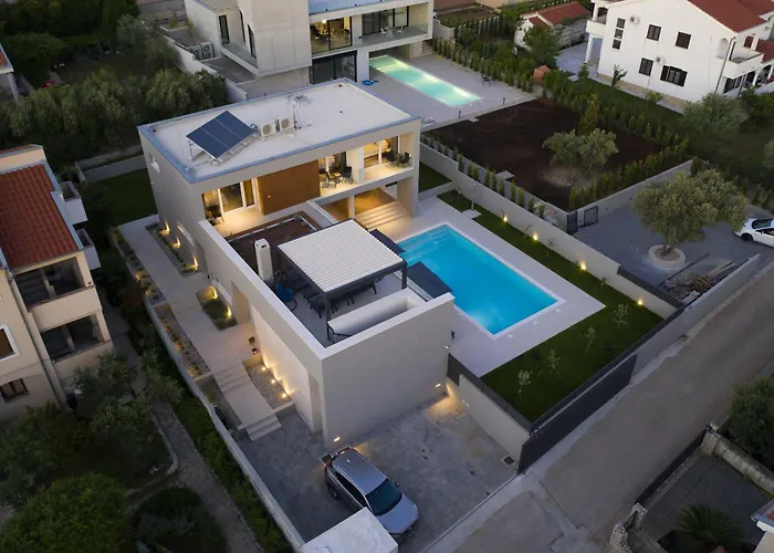 Mary Lou With Heated Pool 빌라 자다르