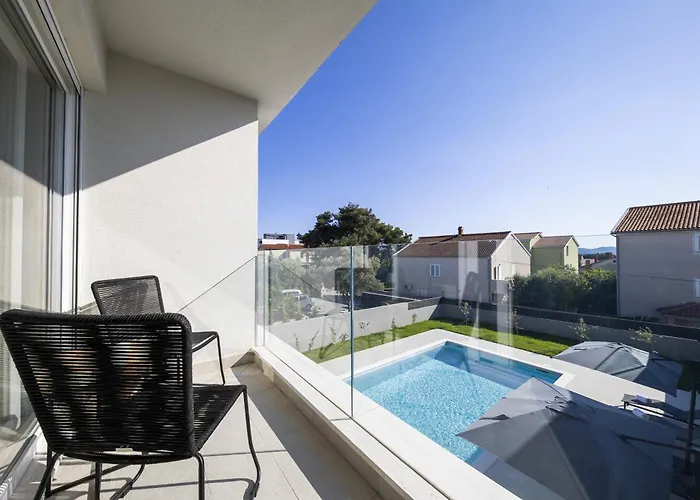 Mary Lou With Heated Pool * 자다르