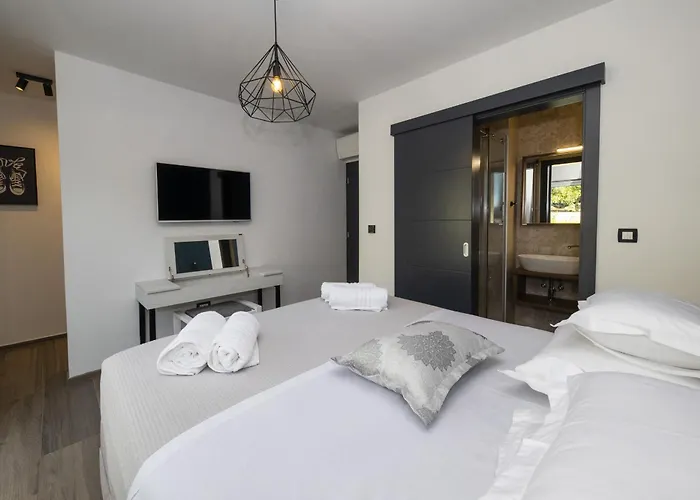 Mary Lou With Heated Pool 빌라 자다르