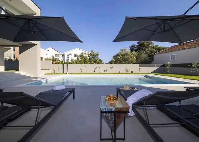 Mary Lou With Heated Pool * 자다르