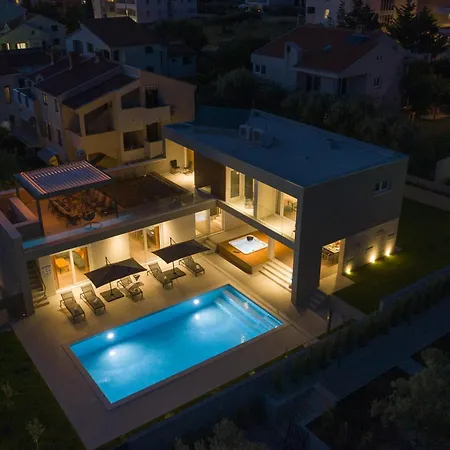 Mary Lou With Heated Pool Vila