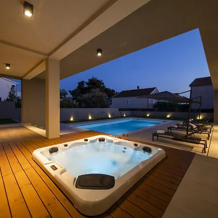 Mary Lou With Heated Pool Vila *