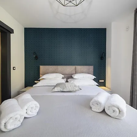 Mary Lou With Heated Pool Vila *