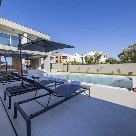 Mary Lou With Heated Pool