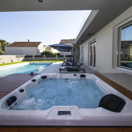 Villa Mary Lou With Heated Pool