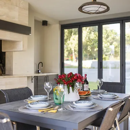 Mary Lou With Heated Pool Vila