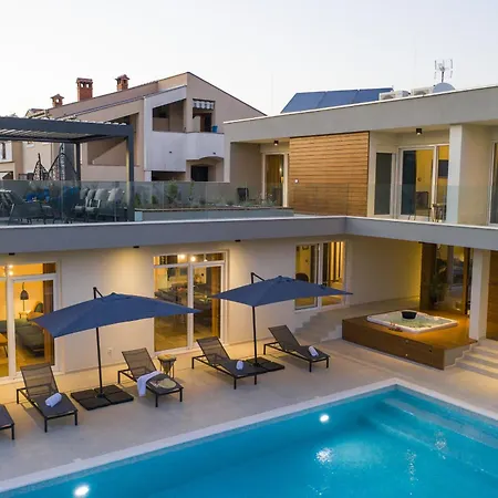Mary Lou With Heated Pool Villa *