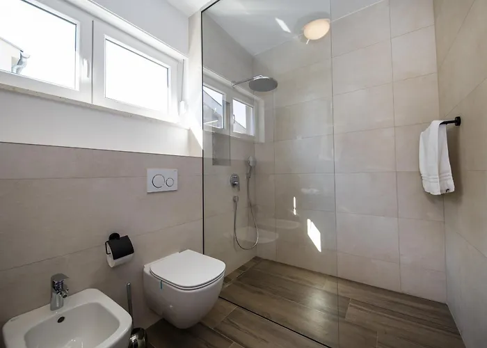 Mary Lou With Heated Pool 빌라 자다르