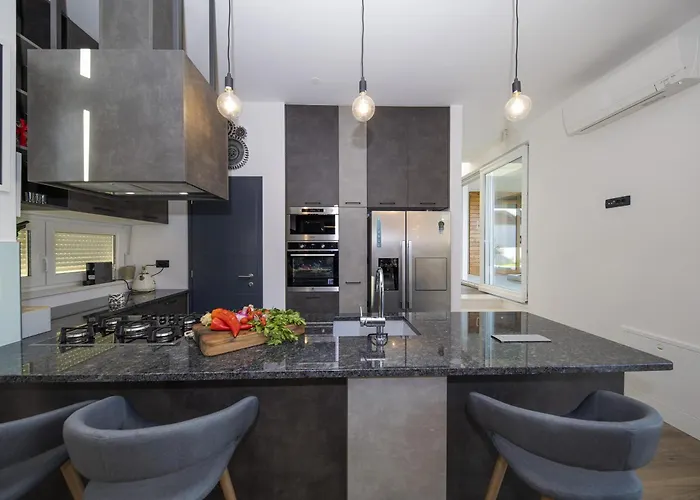 Mary Lou With Heated Pool Задар