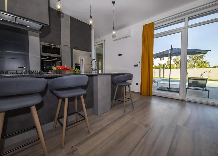 Mary Lou With Heated Pool * Задар