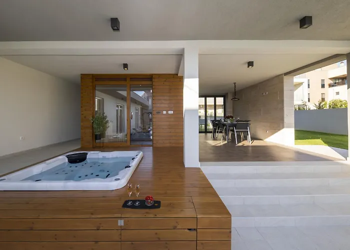 Mary Lou With Heated Pool Задар